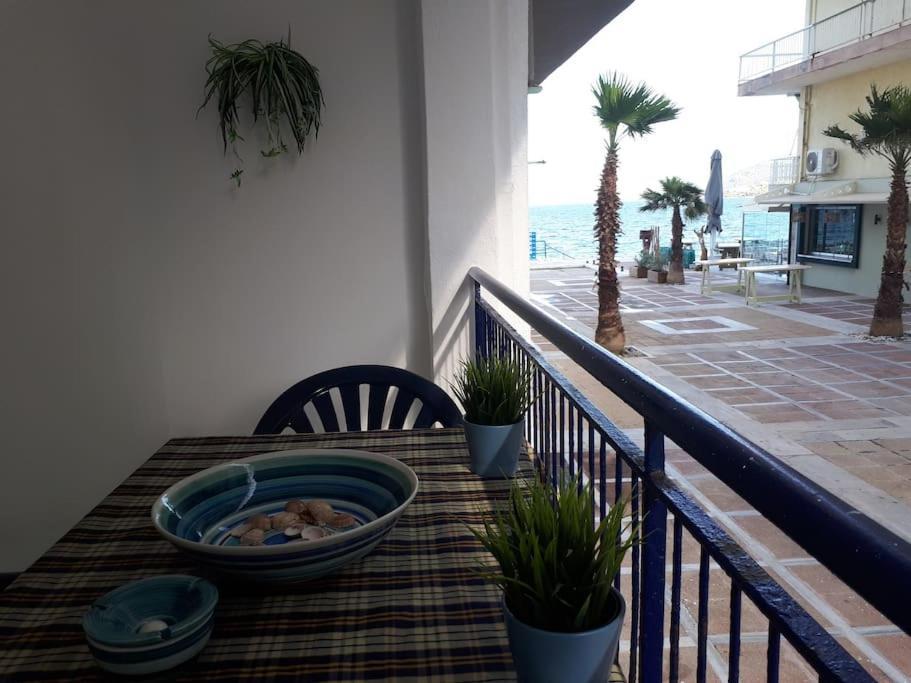 Cozy Seaside Apartment Loutraki Exterior photo