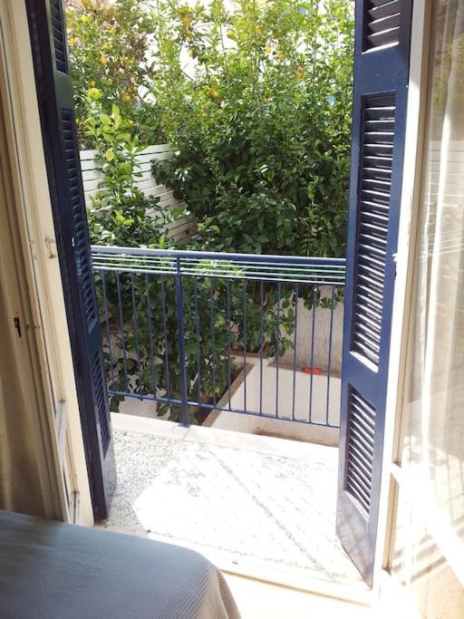 Cozy Seaside Apartment Loutraki Exterior photo