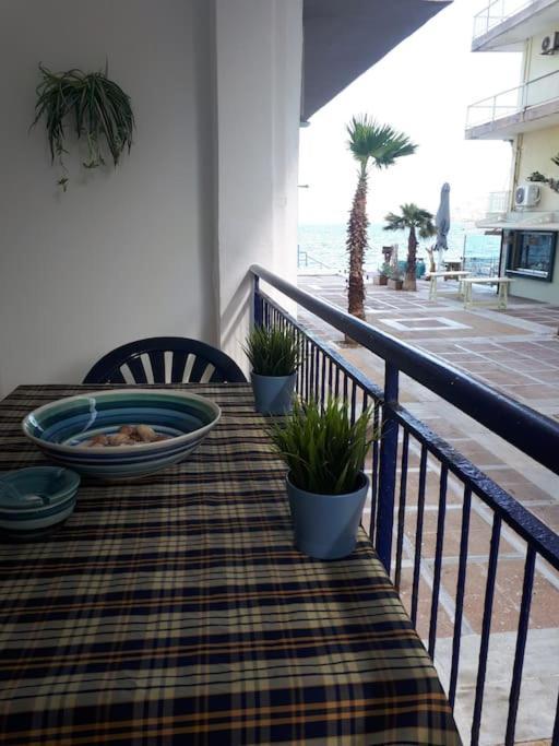 Cozy Seaside Apartment Loutraki Exterior photo